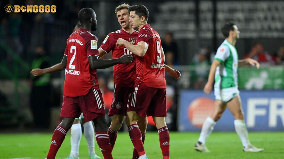 Lewandowski bị bắt chết | BONG666