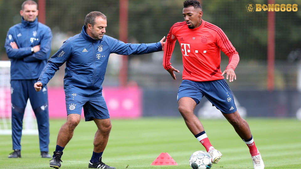 Chủ tịch Bayern chỉ suốt ngày đòi đuổi cầu thủ